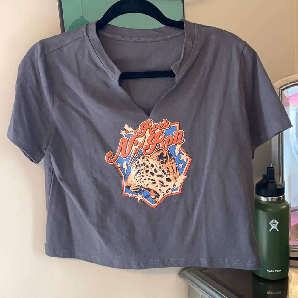 V neck graphic tee